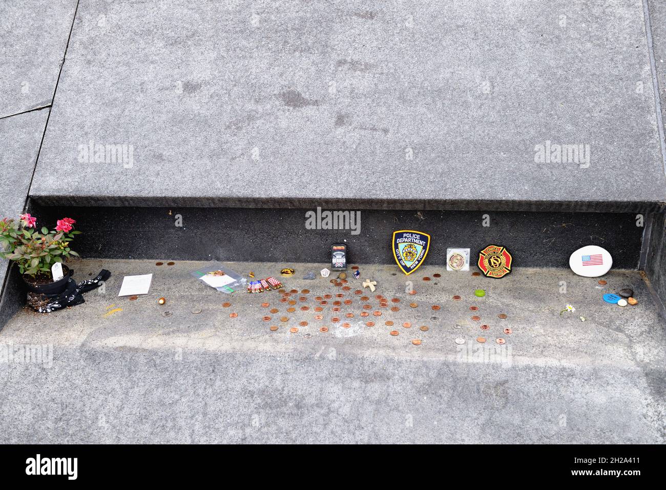 Shanksville, Pennsylvanie, États-Unis.Un petit sanctuaire près d'un rocher de grès de 17 tonnes au Monument commémoratif national du vol 93. Banque D'Images