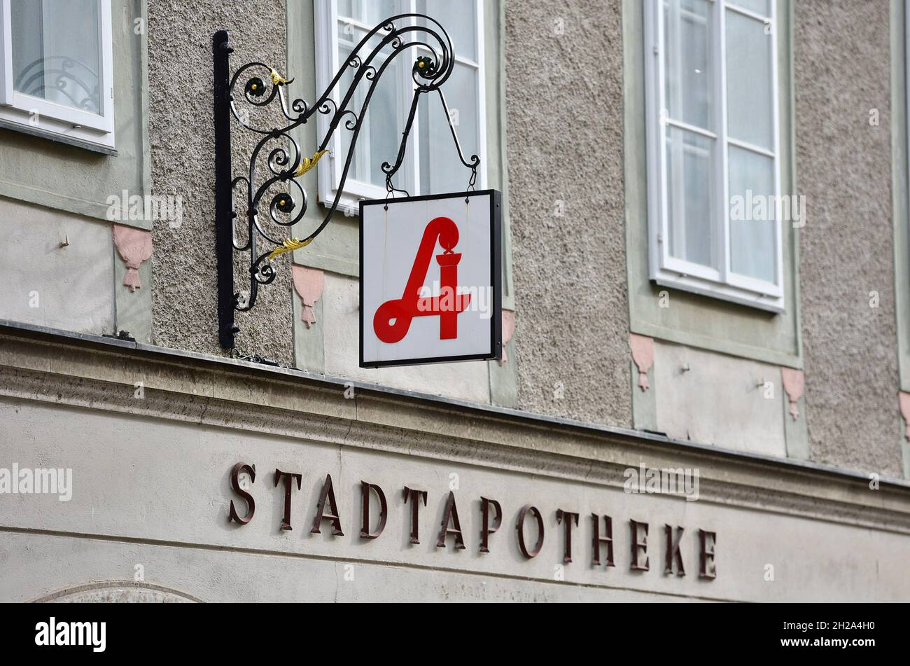 Schild der Stadtapotheke auf dem Stadtplatz in Steyr, Österreich, Europa - signe de la pharmacie municipale sur la place de la ville à Steyr, Autriche, Europe Banque D'Images