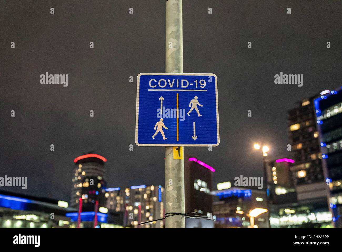 Covid - 19 panneaux de signalisation pour piétons indiquant des restrictions. Banque D'Images