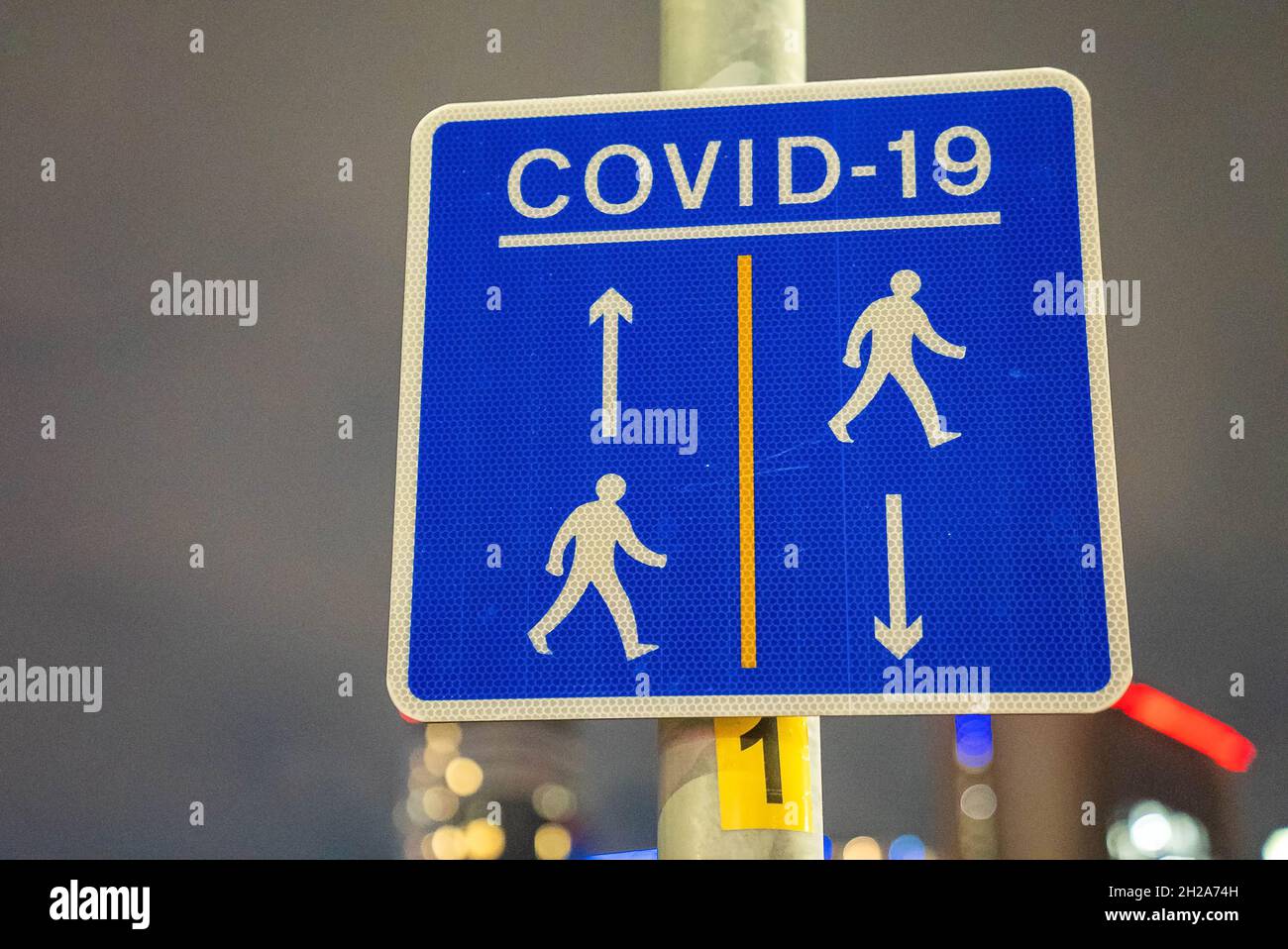 Covid - 19 panneaux de signalisation pour piétons indiquant des restrictions. Banque D'Images