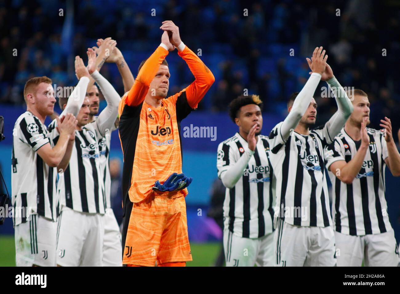 Saint-Pétersbourg, Russie.20 octobre 2021.Le gardien de but Wojciech Szcz?sny (centre orange) de Zenit vu pendant la Ligue des champions de l'UEFA, match de football entre Zenit et Juventus à l'arène Gazprom à Saint-Pétersbourg.(score final; Zenit 0:1 Juventus) (photo de Maksim Konstantinov/SOPA image/Sipa USA) crédit: SIPA USA/Alay Live News Banque D'Images