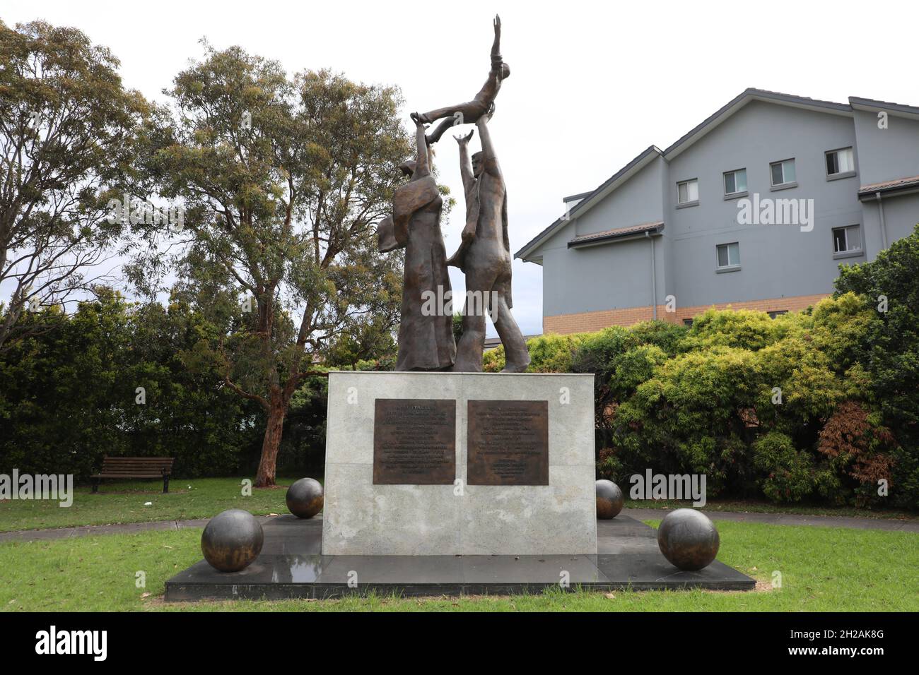 Sculpture de la Famiglia à Five Dock, Sydney, Nouvelle-Galles du Sud, Australie.Il honore la contribution des Italiens en Australie. Banque D'Images