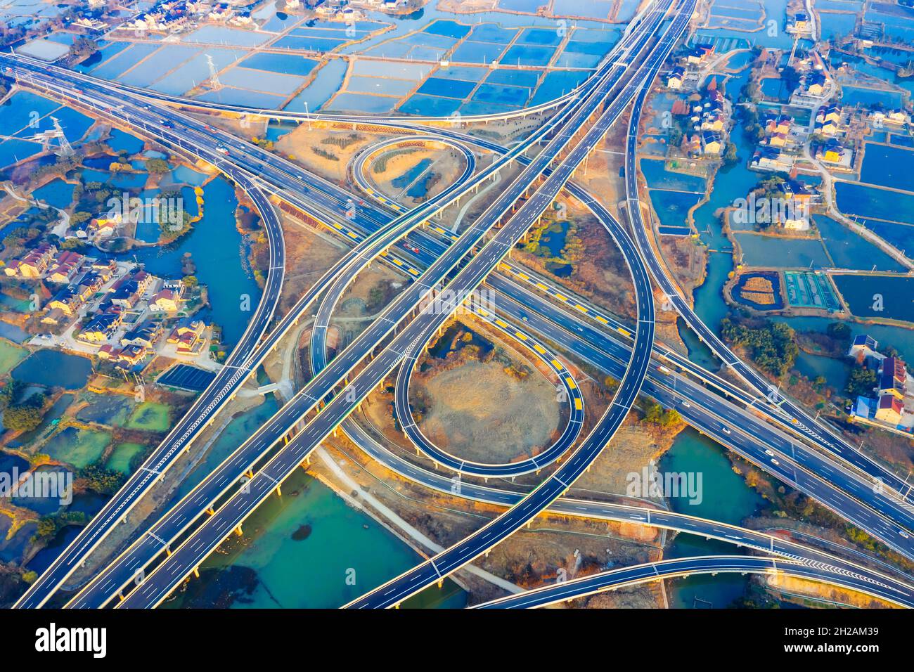 Vue aérienne d'un nouvel échangeur de route ou d'une intersection d'autoroute à Hangzhou. Banque D'Images