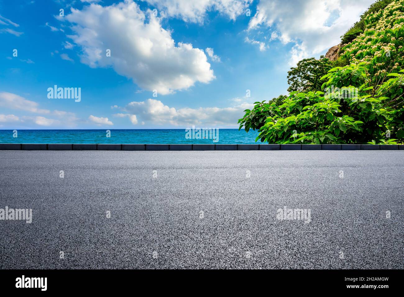 Route asphaltée et montagne avec bleu mer paysage naturel. Banque D'Images