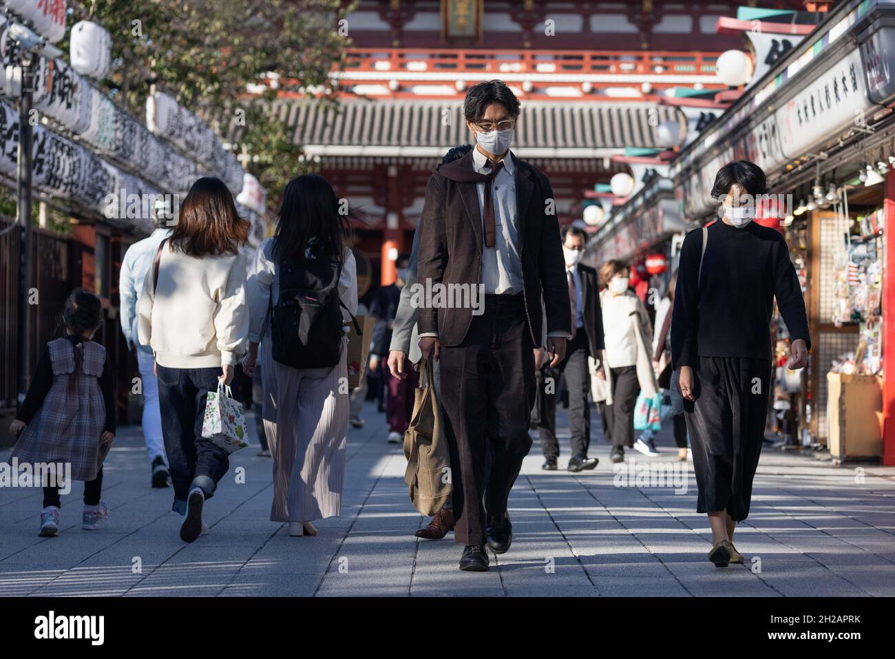 Tokyo, Japon.20 octobre 2021.Les visiteurs traversent la zone commerçante du temple Senso-Ji à Asakusa, à Tokyo.après la levée de l'état d'urgence lié à la pandémie Covid-19 le 30 septembre, les visiteurs reviennent au point d'intérêt touristique de Tokyo à Asakusa.Crédit : SOPA Images Limited/Alamy Live News Banque D'Images