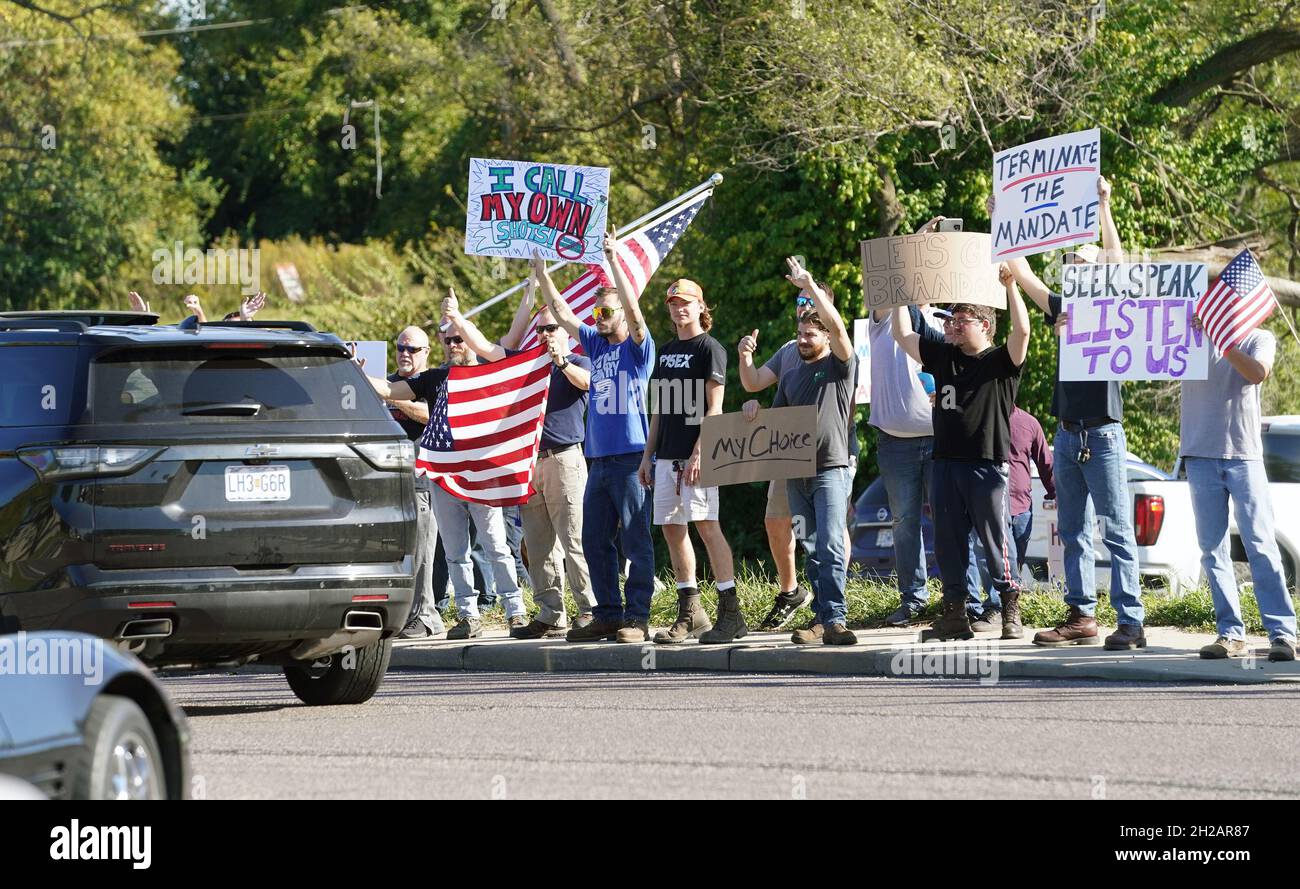 St. Louis, États-Unis.20 octobre 2021.Les employés de Boeing se trouvent de l'autre côté de la rue par rapport aux bureaux de direction, pendant le changement de quart, s'opposant à la règle de l'entreprise relative à un mandat de vaccination de tous les employés, le 8 décembre 2021, à St. Louis, le mercredi 20 octobre 2021.Les employés doivent être entièrement vaccinés à cette date ou seront licenciés.Photo par Bill Greenblatt/UPI crédit: UPI/Alay Live News Banque D'Images