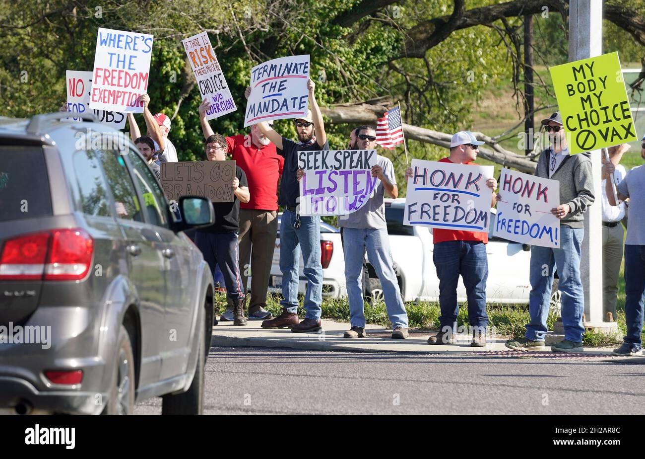 St. Louis, États-Unis.20 octobre 2021.Les employés de Boeing se trouvent de l'autre côté de la rue par rapport aux bureaux de direction, pendant le changement de quart, s'opposant à la règle de l'entreprise relative à un mandat de vaccination de tous les employés, le 8 décembre 2021, à St. Louis, le mercredi 20 octobre 2021.Les employés doivent être entièrement vaccinés à cette date ou seront licenciés.Photo par Bill Greenblatt/UPI crédit: UPI/Alay Live News Banque D'Images