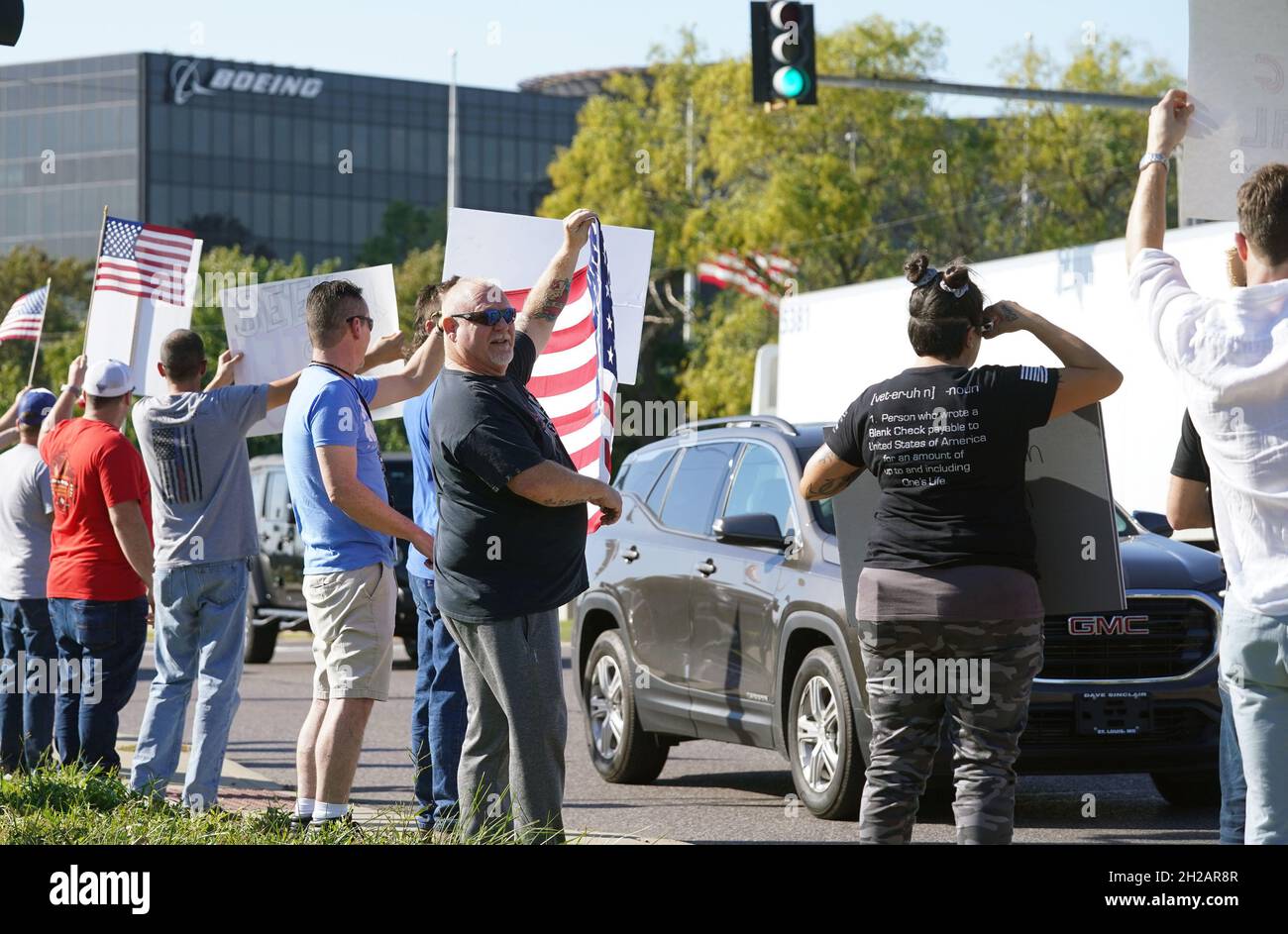 St. Louis, États-Unis.20 octobre 2021.Les employés de Boeing se trouvent de l'autre côté de la rue par rapport aux bureaux de direction, pendant le changement de quart, s'opposant à la règle de l'entreprise relative à un mandat de vaccination de tous les employés, le 8 décembre 2021, à St. Louis, le mercredi 20 octobre 2021.Les employés doivent être entièrement vaccinés à cette date ou seront licenciés.Photo par Bill Greenblatt/UPI crédit: UPI/Alay Live News Banque D'Images