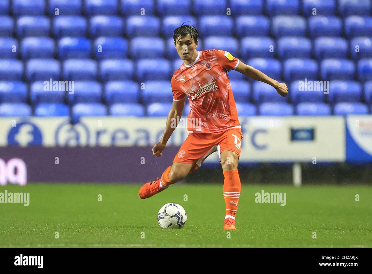 Reading, Royaume-Uni.20 octobre 2021.Kenny Dougall #12 de Blackpool passe la balle à Reading, Royaume-Uni, le 10/20/2021.(Photo de Mark Cosgrove/News Images/Sipa USA) crédit: SIPA USA/Alay Live News Banque D'Images