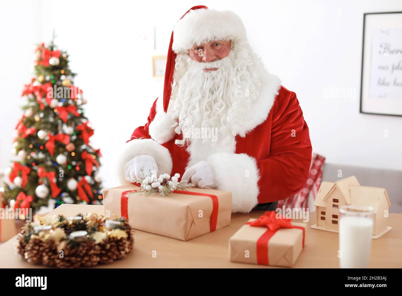 Cadeau d'emballage du Père Noël authentique à la table à l'intérieur Photo  Stock - Alamy