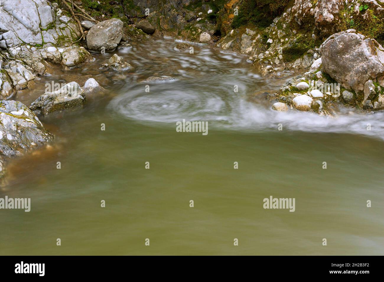 Tourbillon d'eau sur une rivière de montagne à Apuseni Banque D'Images