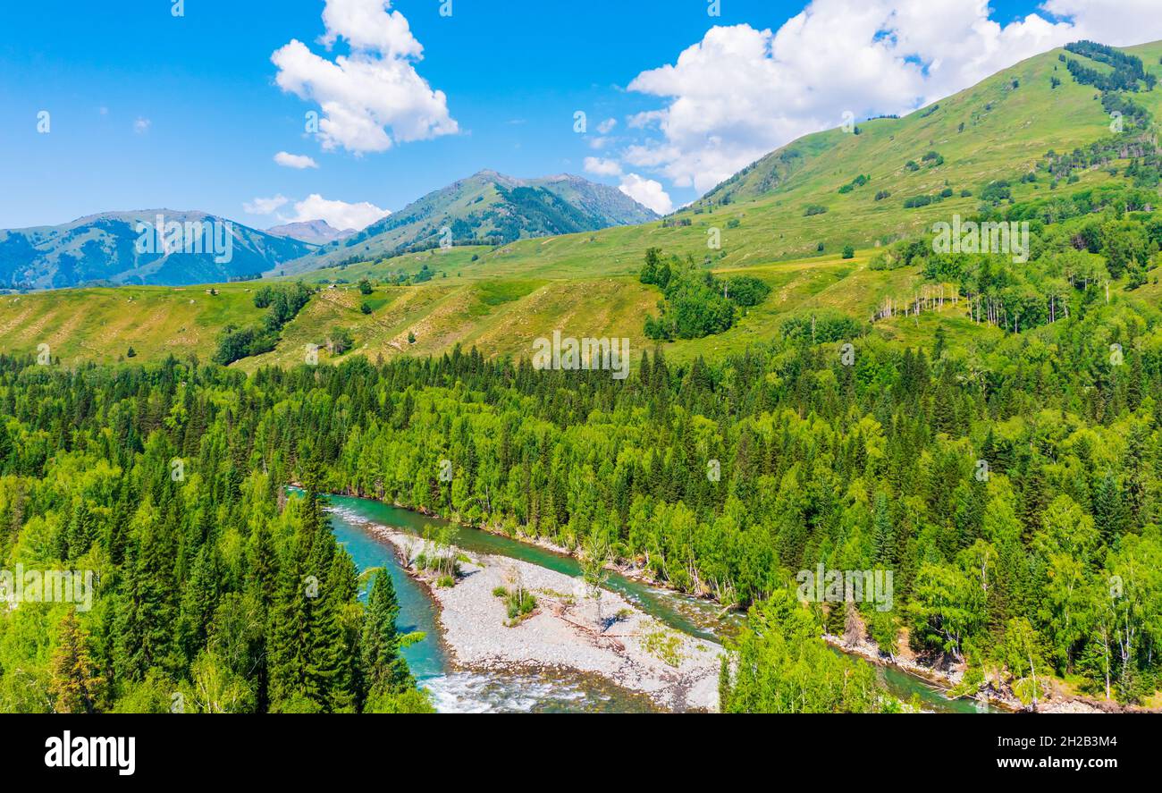 Montagne et forêt avec paysage naturel de rivière dans le village de Hemu, Xinjiang, Chine. Banque D'Images