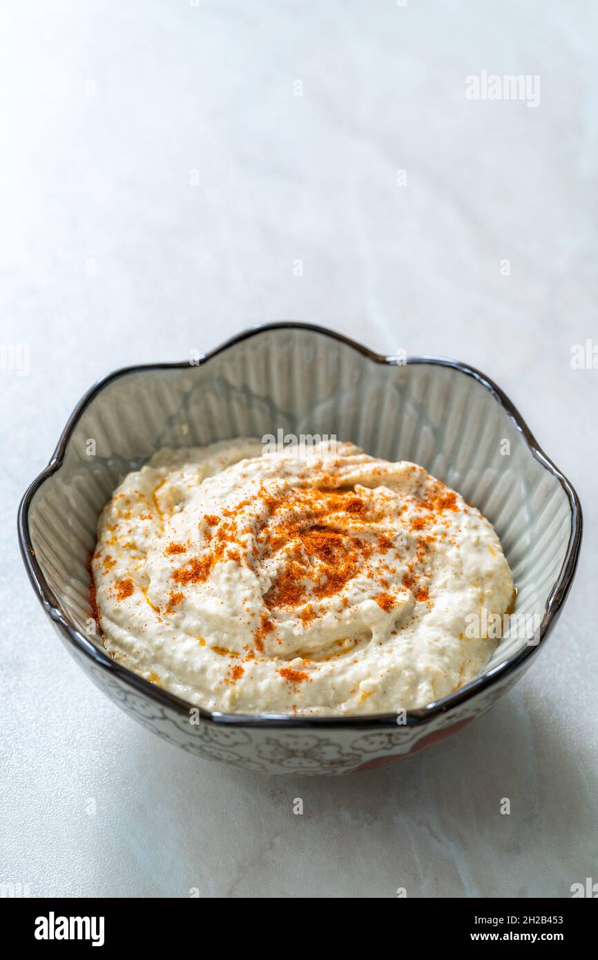 Hors-d'œuvre turc traditionnel Hibes de la province d'Antalya fait avec Tahini, citron, ail et cumin.Prêt à manger. Banque D'Images