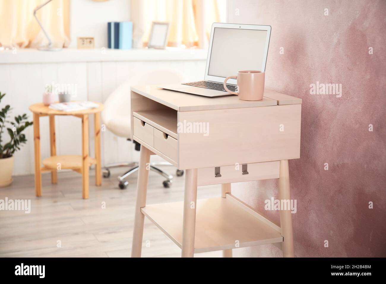 Table haute en bois avec ordinateur portable comme espace de travail dans  un intérieur moderne Photo Stock - Alamy