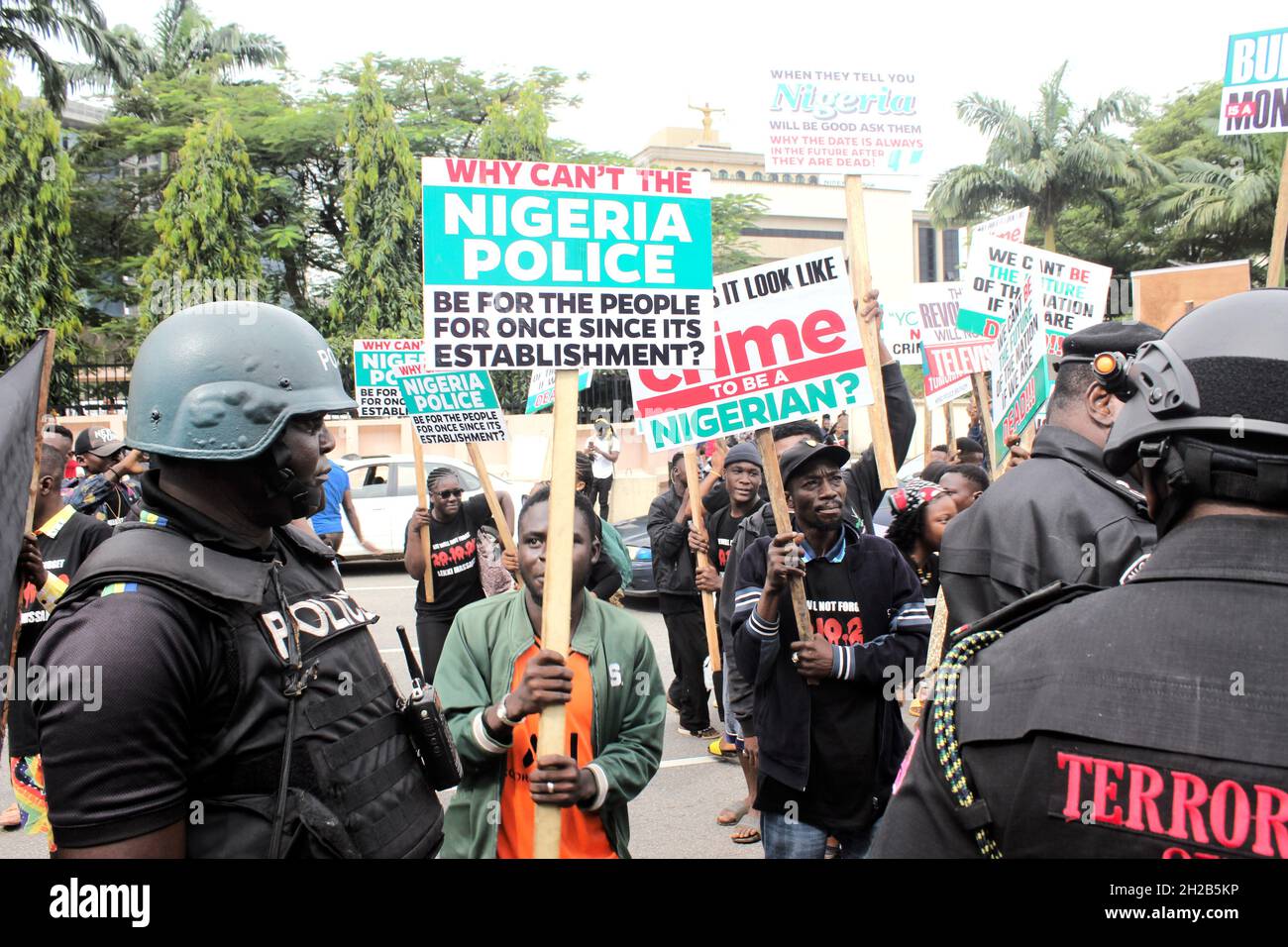 Abuja, Nigéria.21 octobre 2021.Un rassemblement commémoratif commémorant le premier anniversaire DE LA FIN du SRAS a eu lieu aujourd'hui à Abuja, le territoire de la capitale fédérale du Nigéria.Les manifestants ont scandé des chansons pour ridiculiser la police, l'armée et critiquer le gouvernement, même s'il y avait une forte présence de sécurité sur l'autoroute, où les manifestants ont défilé. Banque D'Images