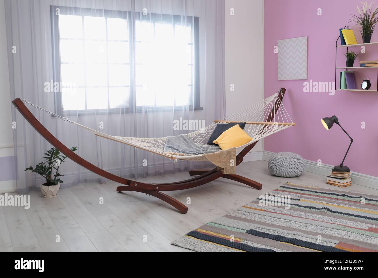 Intérieur de salon élégant avec hamac confortable Photo Stock - Alamy