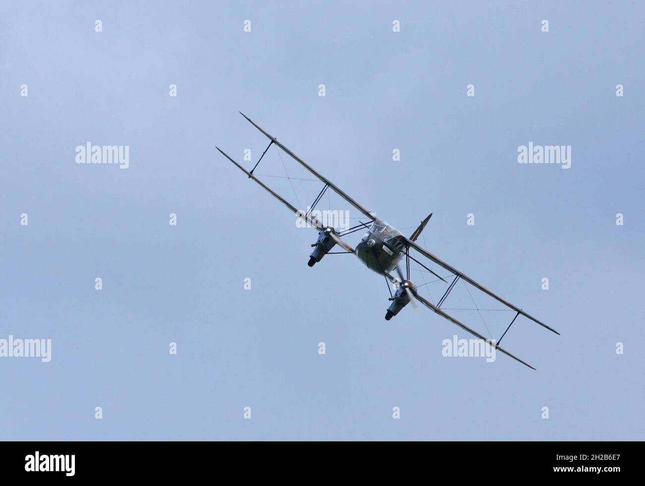 Vintage de Havilland DH.89A Dragon Rapide avion biplan en vol. Banque D'Images