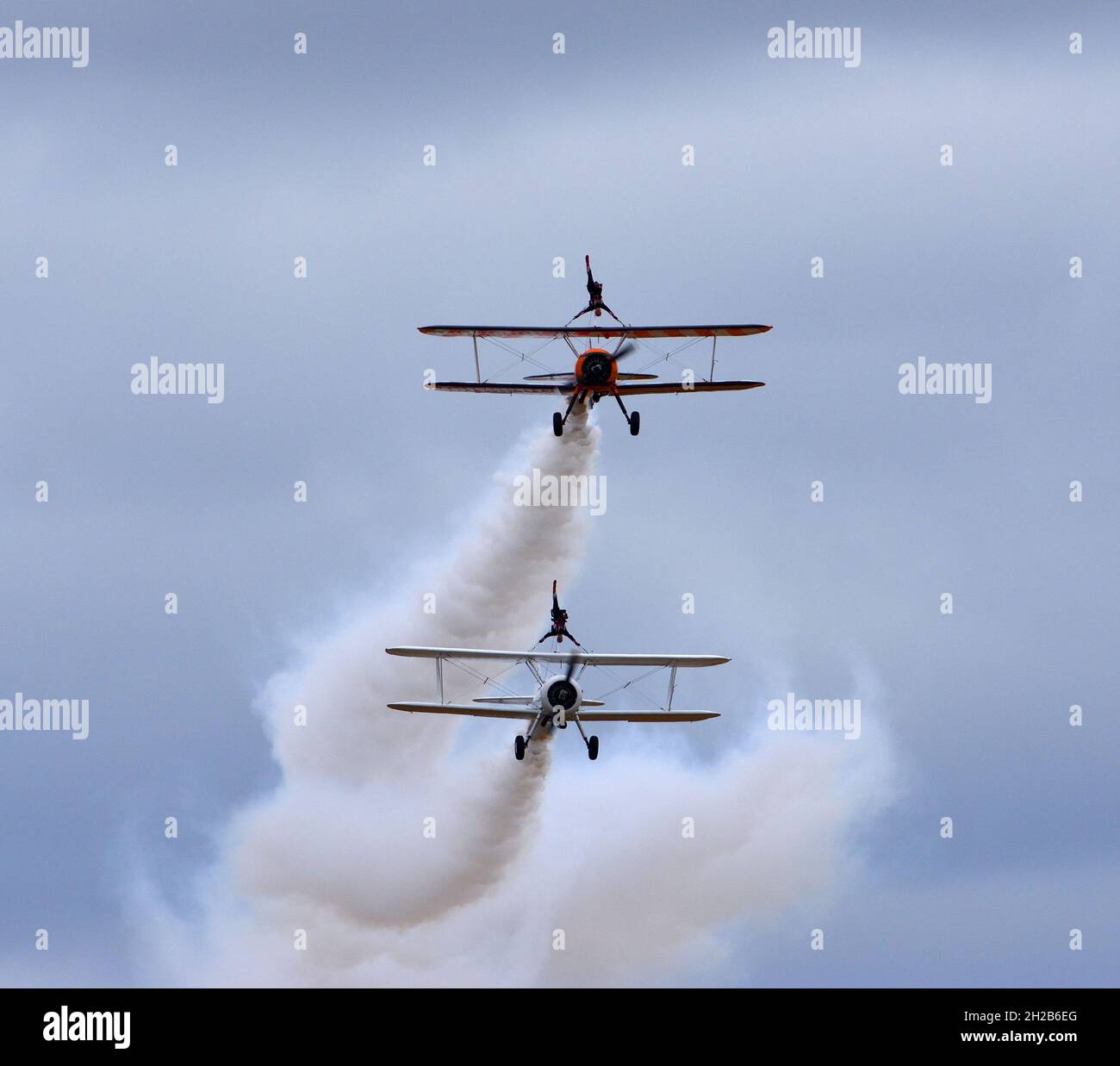 L'exposition de marche de l'aile Aerosuperbatics équipe deux avions en vol. Banque D'Images