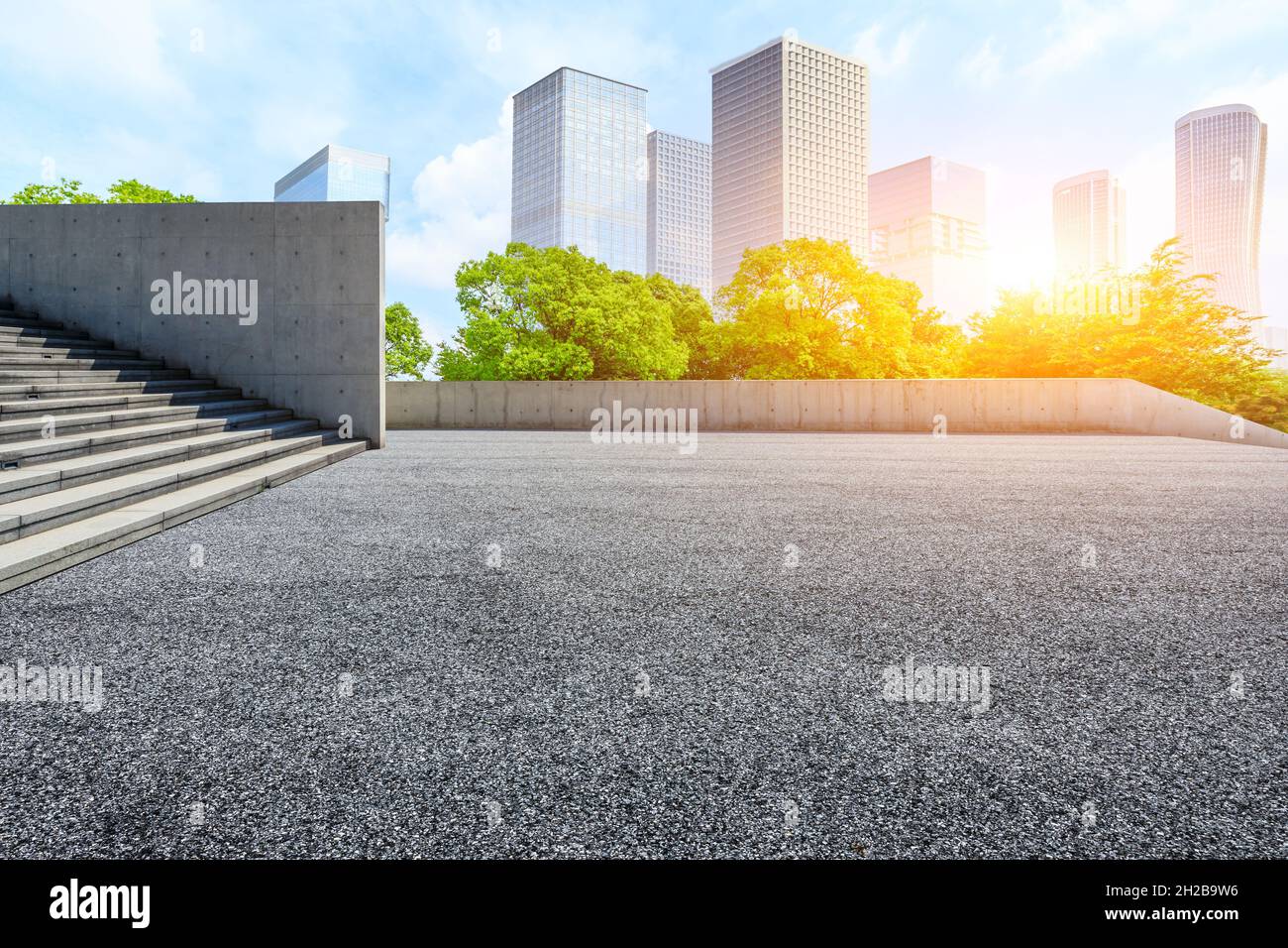 Route vide et paysage moderne de construction de ville. Banque D'Images Route vide et paysage moderne de construction de ville. Banque D'Images