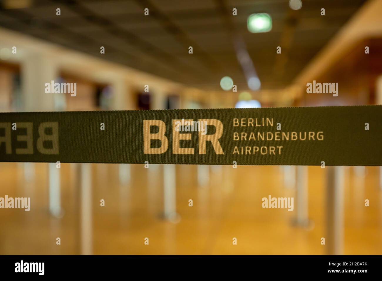 BERLIN/ALLEMAGNE - 25 AOÛT 2021 : BER berlin brandenburg barrière en direction de l'aéroport de Schoenefeld, Berlin. Banque D'Images