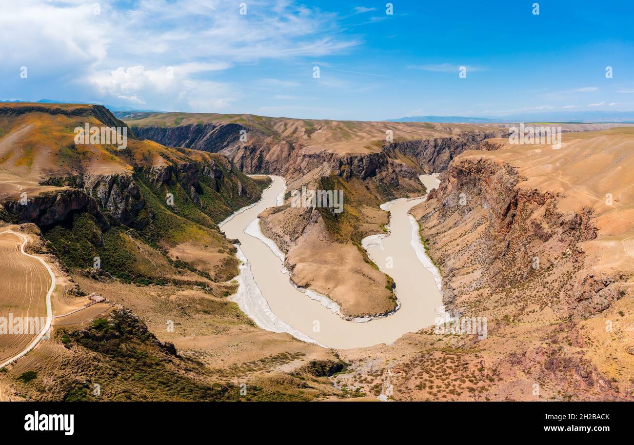 Le paysage géologique spectaculaire du Grand Canyon de Kuokesu,Xinjiang,Chine.vue aérienne. Banque D'Images