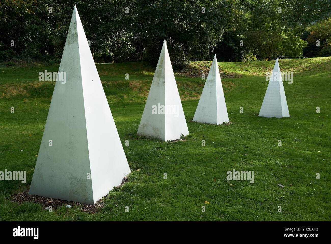 Quatre objets de différentes tailles en forme de pyramide dans le jardin de sculptures de Burghley House, Stamford, Angleterre. Banque D'Images