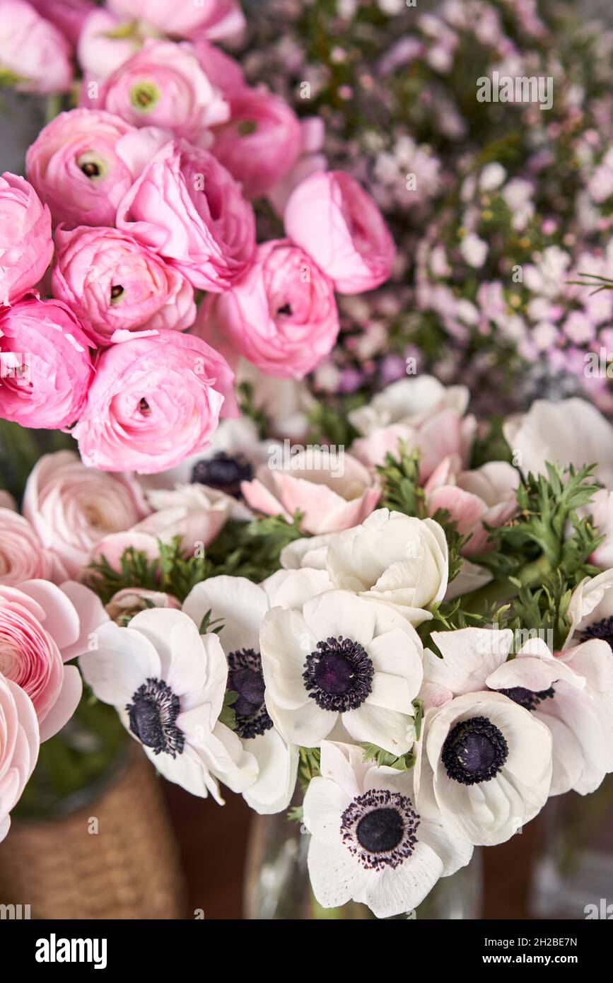 Ensemble de fleurs blanches, roses et magenta pour décorations intérieures.  Le travail du fleuriste dans un fleuriste. Fleur coupée fraîche Photo Stock  - Alamy