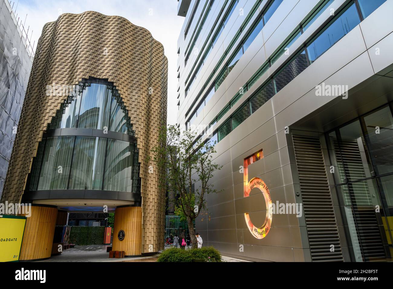 Trois Broadgate qui abrite Redemption Roasters à côté du 5 Broadgate, le bureau de la banque UBS AG à la ville de Londres, en Angleterre. Banque D'Images