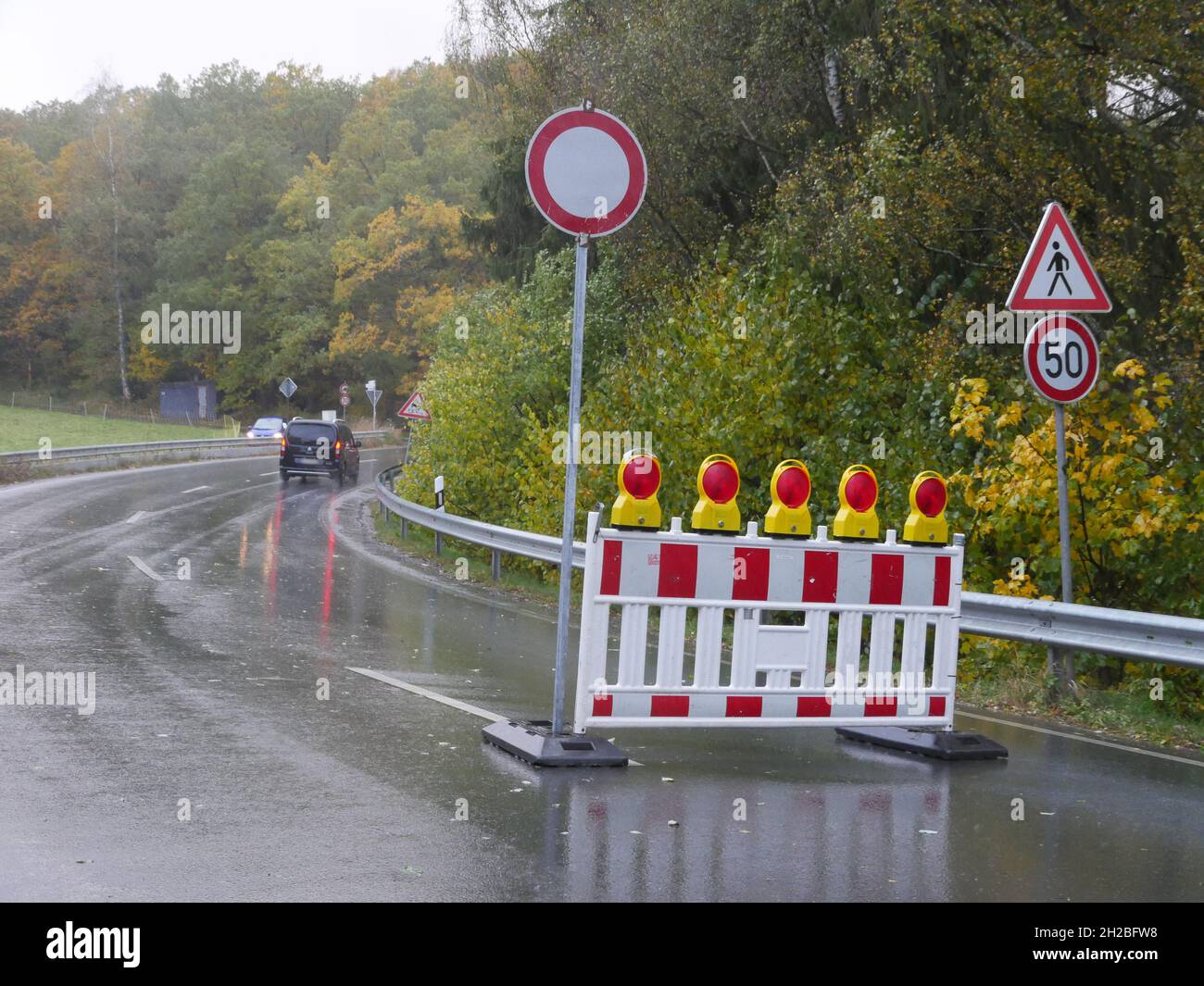Wilnsdorf, Allemagne.21 octobre 2021.Selon la police, la K25 entre Wilnsdorf et Wilgersdorf est actuellement complètement fermée pour la durée de la tempête.Quelques usagers de la route se montrent peu impressionnés et ignorent la fermeture.Avec le bas 'Ignatz' la première forte tempête d'automne de l'année se déplace au-dessus de l'Allemagne.Credit: Kay-Helge Hercher/dpa - ATTENTION: Plaques d'immatriculation pixelated pour des raisons juridiques/dpa/Alay Live News Banque D'Images