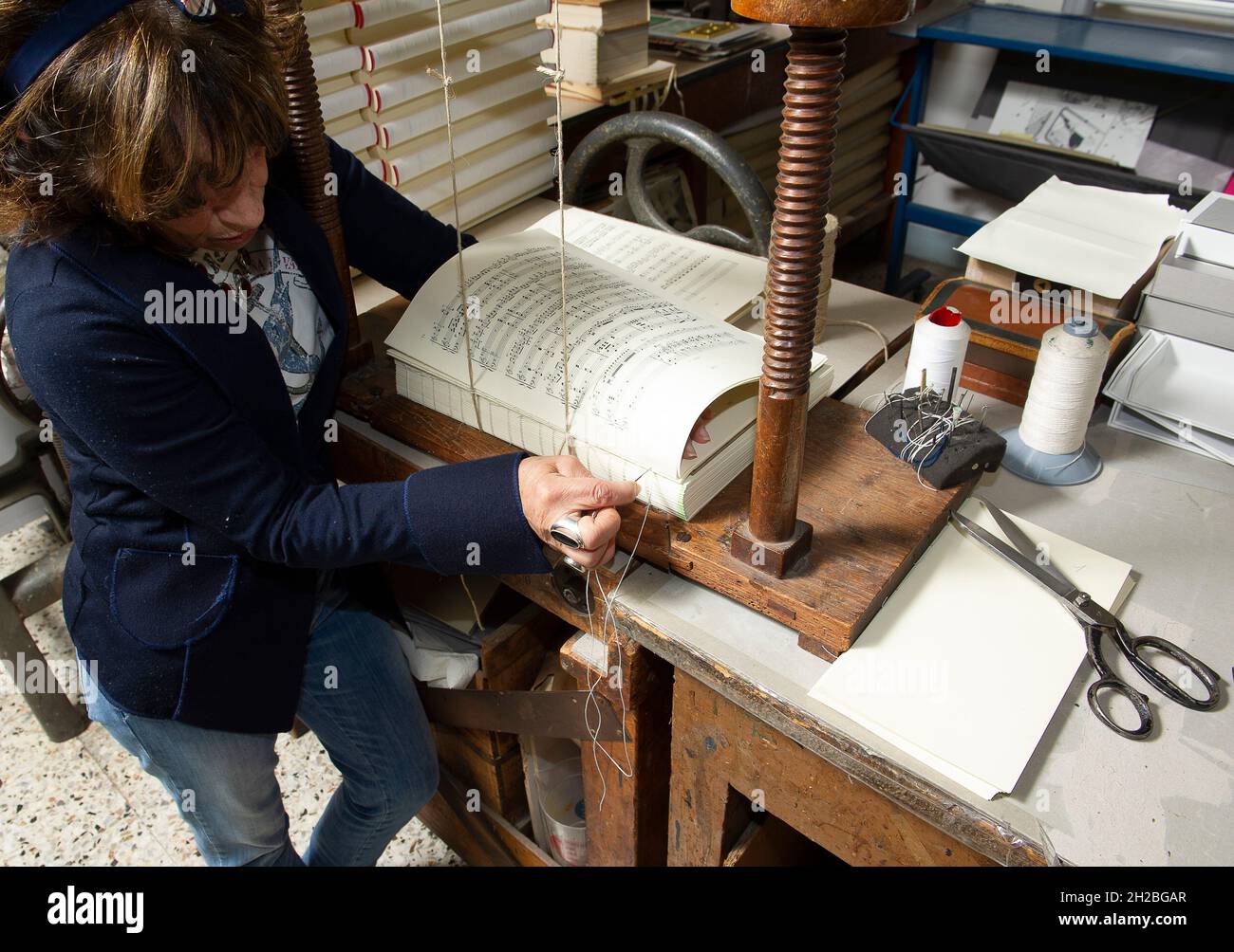 Italie, Lombardie, Michelangela Còdina Art Bindery de Milaning, laminage d'or, paperback, reliure Banque D'Images Italie, Lombardie, Michelangela Còdina Art Bindery de Milaning, laminage d'or, paperback, reliure Banque D'Images