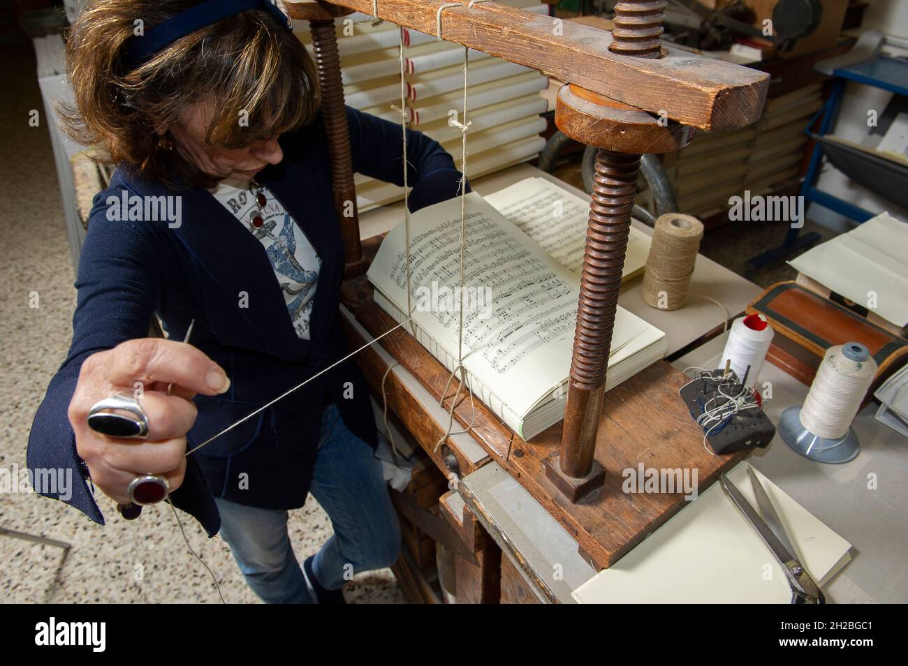 Italie, Lombardie, Michelangela Còdina Art Bindery de Milaning, laminage d'or, paperback, reliure Banque D'Images