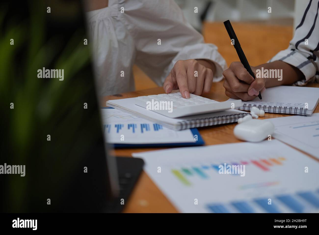 Gros plan homme d'affaires et partenaire utilisant une calculatrice et un ordinateur portable pour calculer le concept de la finance, de la fiscalité, de la comptabilité, des statistiques et de la recherche analytique. Banque D'Images