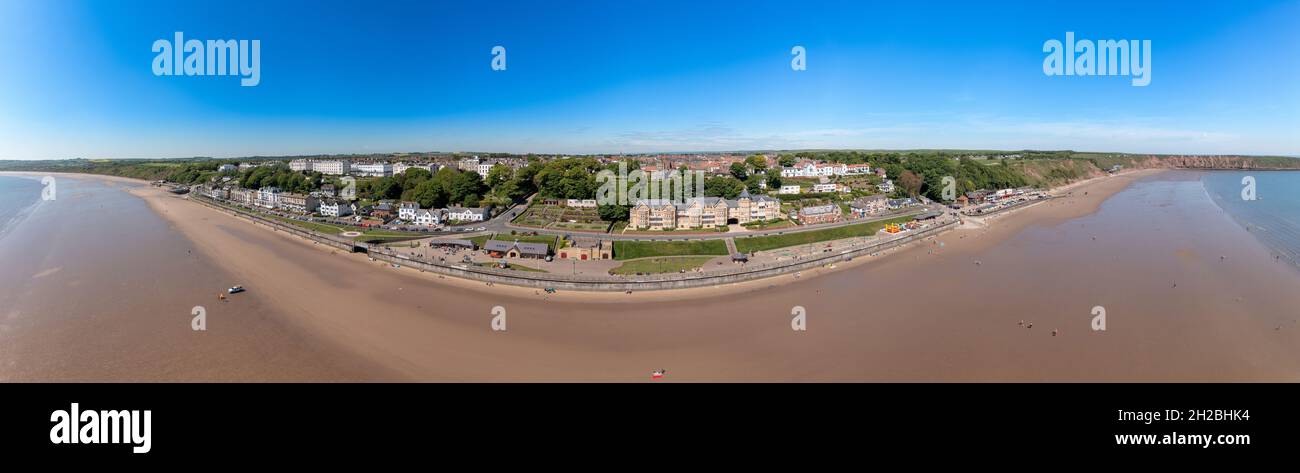 Photo panoramique aérienne du village balnéaire de Filey au Royaume-Uni montrant une image panoramique du front de mer et des hôtels côtiers en été Banque D'Images