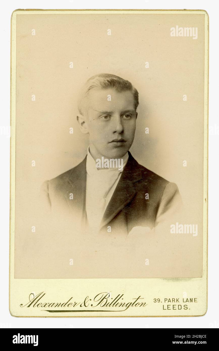 Victorian Cabinet card, vignette, de beau jeune homme victorien, adolescente, studio d'Alexander & Billington, Leeds, Yorkshire, Angleterre, Royaume-Uni - daté de 1898 ou 1899. Banque D'Images