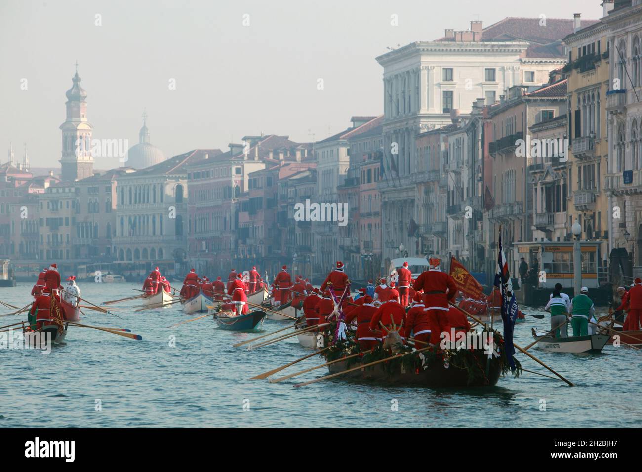 Des gens habillés comme le Père Noël lors d'une régate de Noël à Venise.(MVS) Banque D'Images