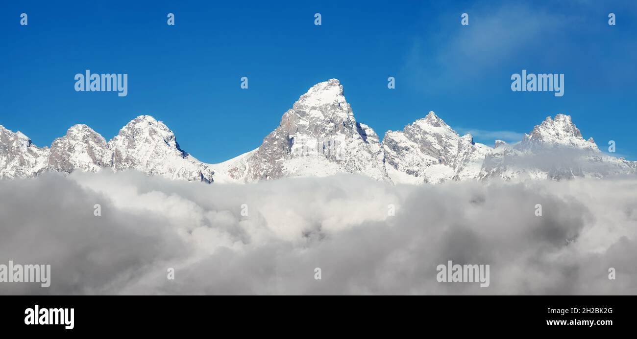 Vue panoramique de la chaîne de Teton dans les nuages, Wyoming, États-Unis. Banque D'Images Vue panoramique de la chaîne de Teton dans les nuages, Wyoming, États-Unis. Banque D'Images
