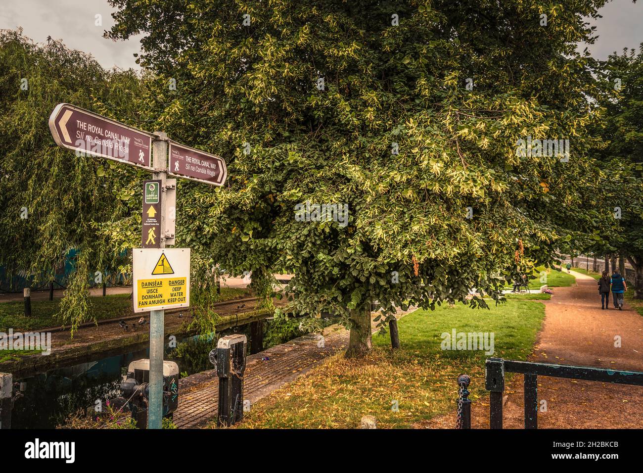 Signes de Royal Canal Way à Old Lock avec un pont au Royal Canal à Phibsborough, Drumcondra Road et Dorset Street, centre de Dublin, Irlande. Banque D'Images