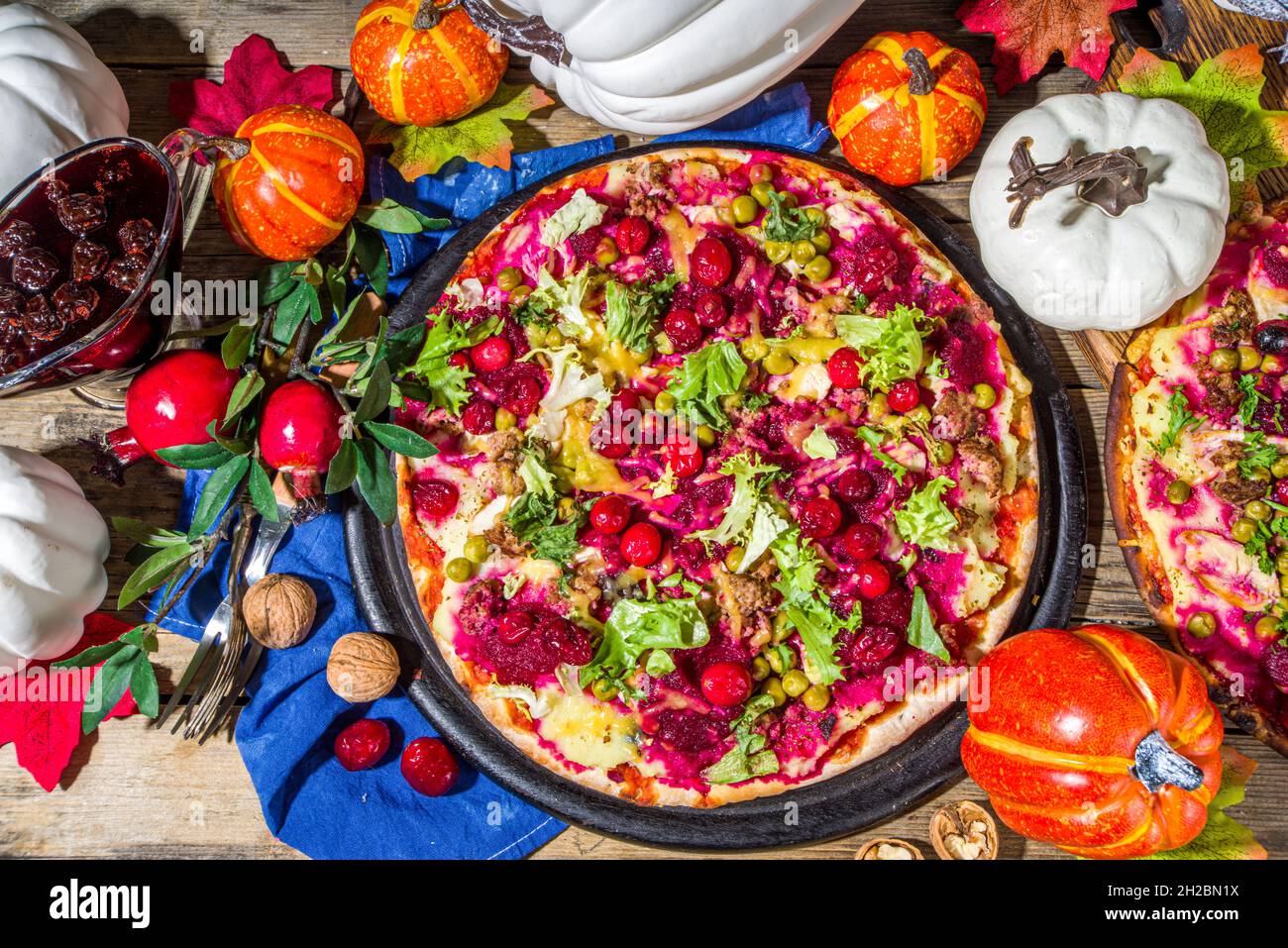 Pizza de Thanksgiving, tarte traditionnelle de dinde ou sandwich sous forme de pizza Banque D'Images