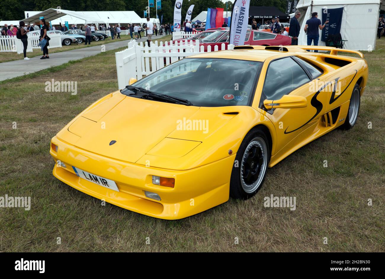 Vue de trois quarts avant d'un 1997, jaune, Lamborghini Diablo Super Veloce,  exposé au salon de l'auto de Londres 2021 Photo Stock - Alamy