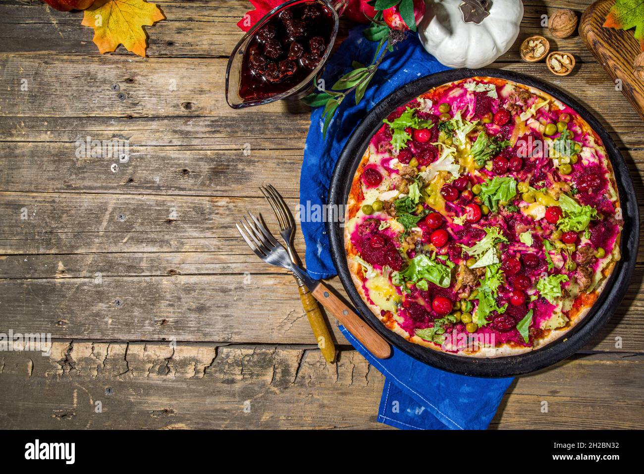 Pizza de Thanksgiving, tarte traditionnelle de dinde ou sandwich sous forme de pizza Banque D'Images