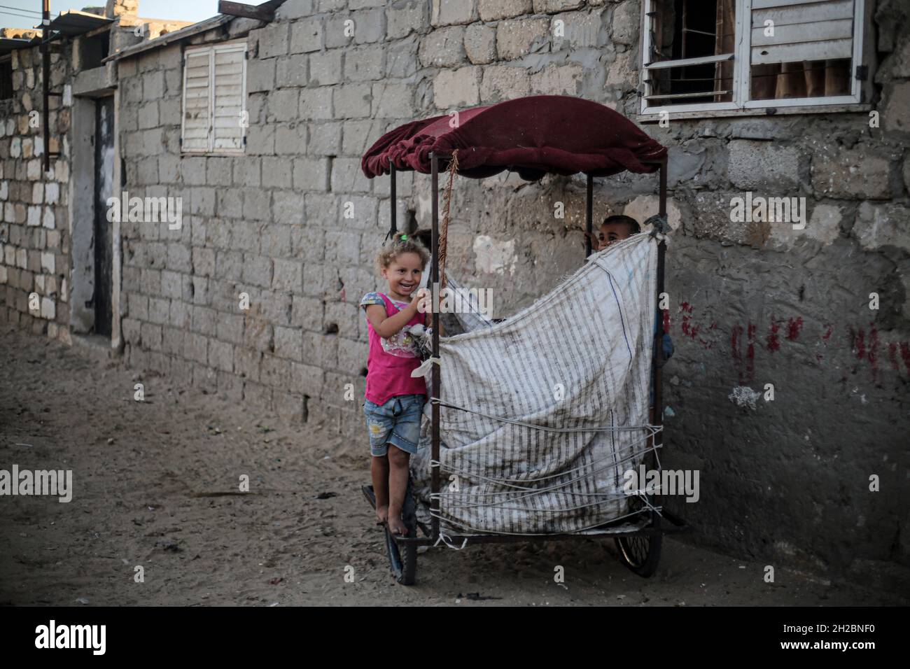 Journée internationale pour l'élimination de la pauvreté à Gaza.Les enfants palestiniens jouent devant leurs maisons dans un quartier pauvre de la périphérie de Khan Yunis, dans le sud de la bande de Gaza.Les enfants de Gaza vivent sous le poids de la pauvreté et du blocus israélien imposé à la bande pendant des années.Palestine. Banque D'Images