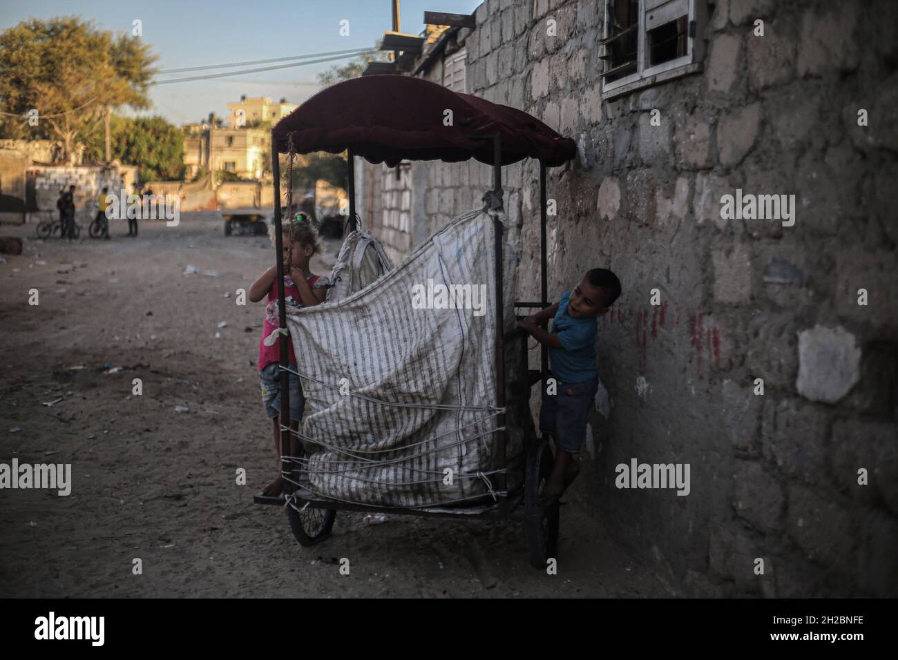 Journée internationale pour l'élimination de la pauvreté à Gaza.Les enfants palestiniens jouent devant leurs maisons dans un quartier pauvre de la périphérie de Khan Yunis, dans le sud de la bande de Gaza.Les enfants de Gaza vivent sous le poids de la pauvreté et du blocus israélien imposé à la bande pendant des années.Palestine. Banque D'Images