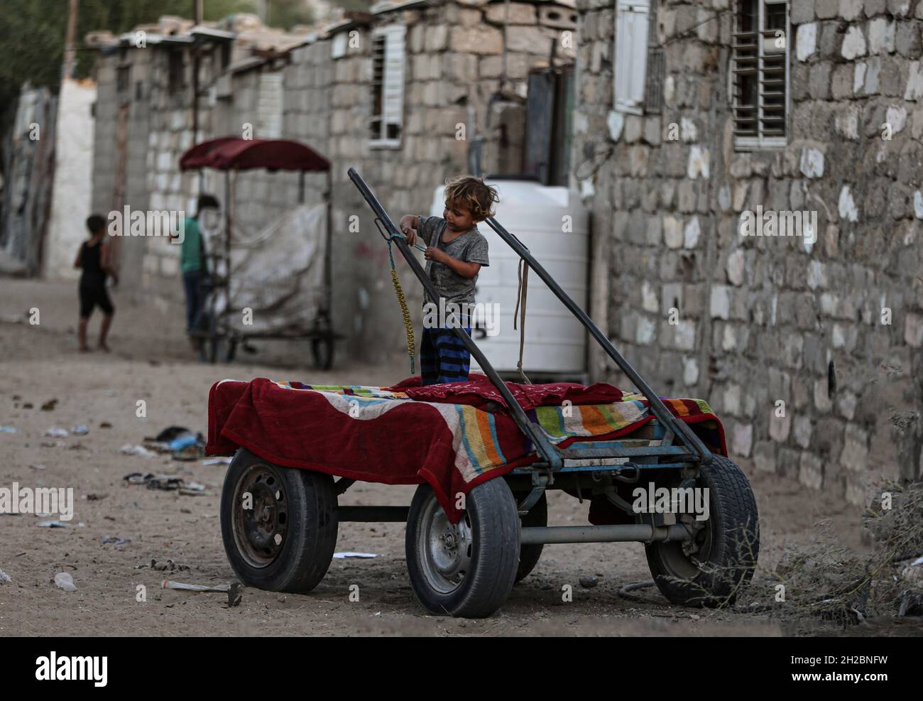 Journée internationale pour l'élimination de la pauvreté à Gaza.Les enfants palestiniens jouent devant leurs maisons dans un quartier pauvre de la périphérie de Khan Yunis, dans le sud de la bande de Gaza.Les enfants de Gaza vivent sous le poids de la pauvreté et du blocus israélien imposé à la bande pendant des années.Palestine. Banque D'Images