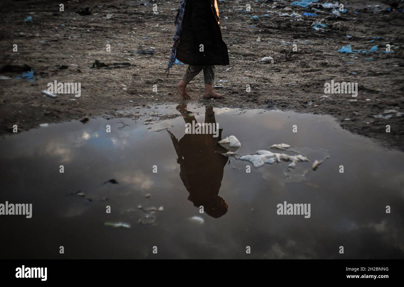 Journée internationale pour l'élimination de la pauvreté à Gaza.Les enfants palestiniens jouent devant leurs maisons dans un quartier pauvre de la périphérie de Khan Yunis, dans le sud de la bande de Gaza.Les enfants de Gaza vivent sous le poids de la pauvreté et du blocus israélien imposé à la bande pendant des années.Palestine. Banque D'Images