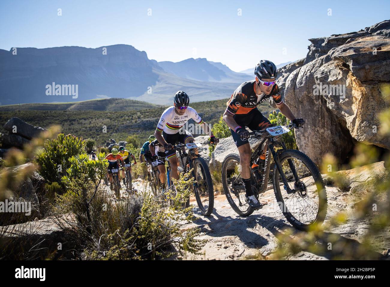 Andreas Seewald (Allemagne), champion du monde du marathon de VTT UCI et Martin Stosek (République tchèque), partenaire de Canyon Northwave MTB, photographiés devant, W Banque D'Images Andreas Seewald (Allemagne), champion du monde du marathon de VTT UCI et Martin Stosek (République tchèque), partenaire de Canyon Northwave MTB, photographiés devant, W Banque D'Images