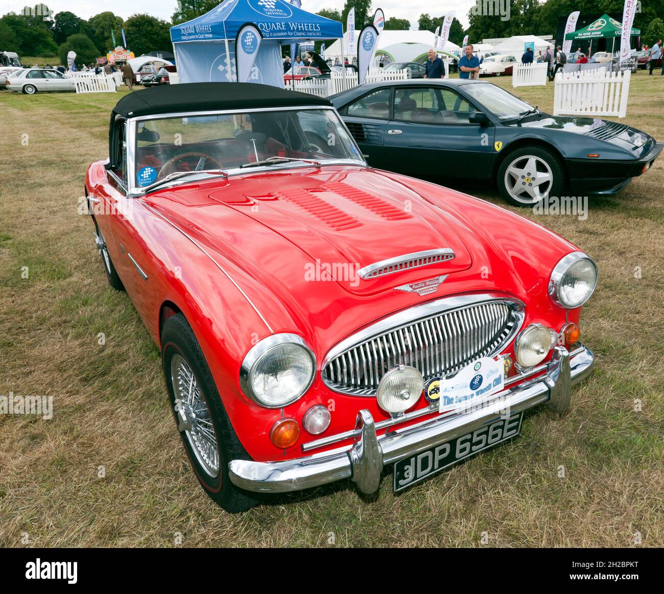 Vue de trois-quarts avant d'un Red, 1967, Austin Healy Roadster MkIII, exposé au salon de l'auto de Londres 2021 Banque D'Images