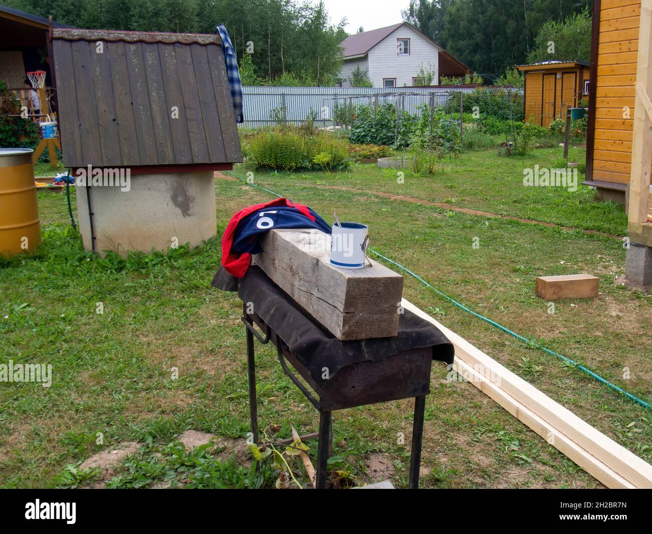 béton bien sur le terrain du village, en été Banque D'Images