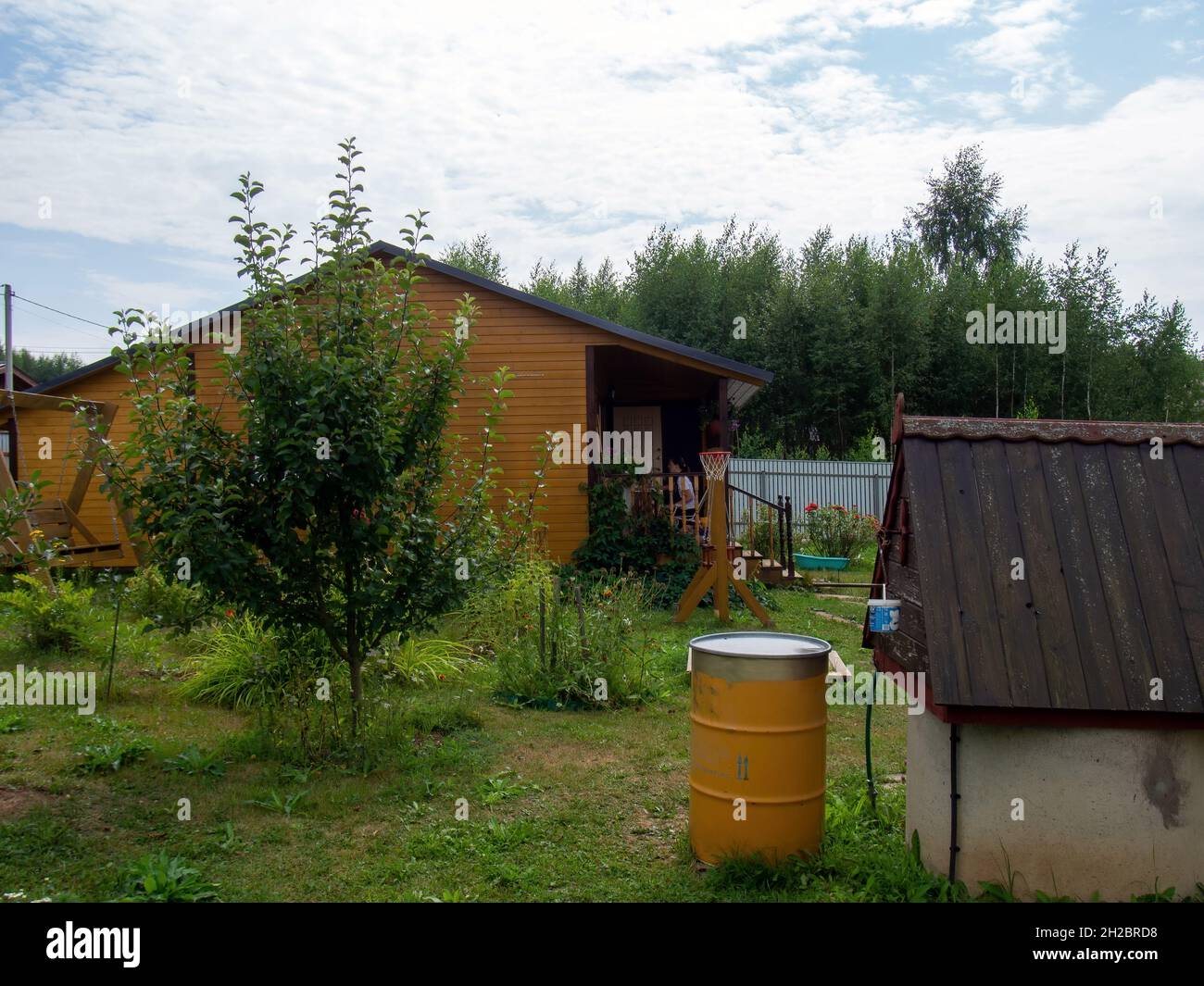 béton bien sur le terrain du village, en été Banque D'Images