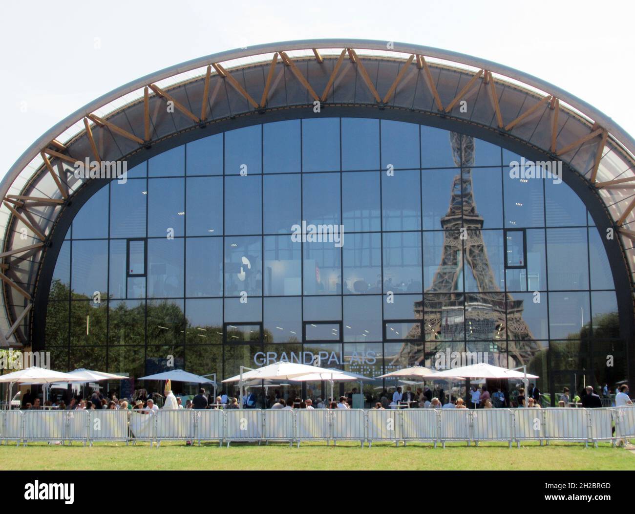 Paris, France.09e septembre 2021.La Tour Eiffel se reflète dans le Grand Palais Éphémère sur le champ de Mars.C'est là que la FIAC, la plus grande foire d'art contemporain et moderne de France, a rouvert ses portes le 21 octobre.Le bâtiment, conçu par l'architecte français Jean-Michel Wilmotte pour un coût d'environ 40 millions d'euros, remplacera le Grand Palais historique près des champs-Elysées, qui est fermé pour rénovation jusqu'en 2024.Credit: Sabine Glaubitz/dpa/Alay Live News Banque D'Images