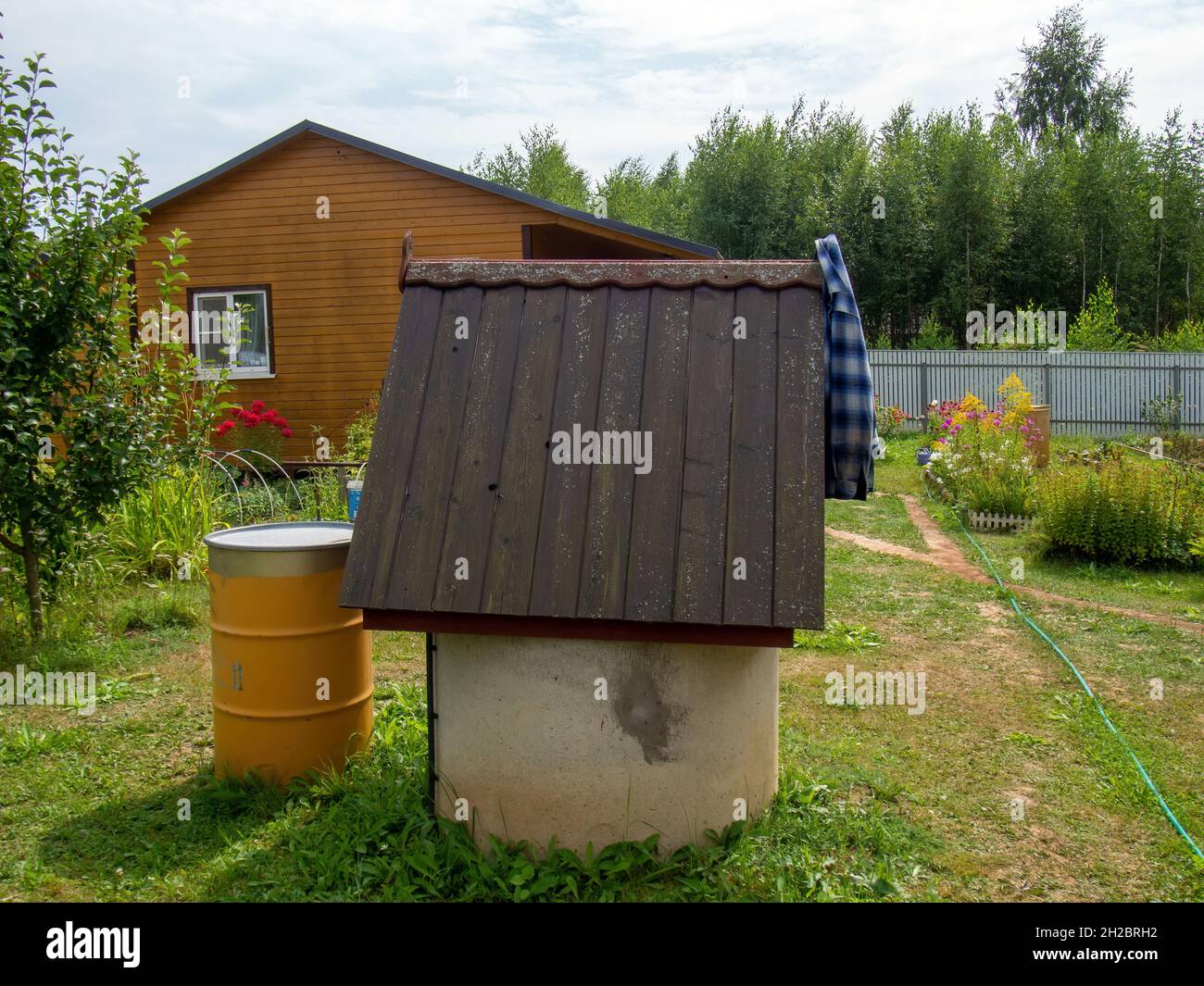 béton bien sur le terrain du village, en été Banque D'Images